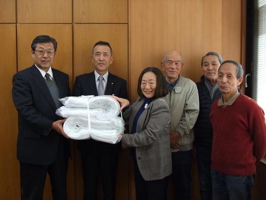 市のボランティア団体VIVIクラブ(桑原静代表)から市へタオル1,200枚が寄贈の際の集合写真