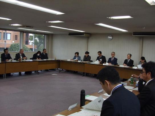 2月定例校長会教育委員合同会議にて机を囲んで会議をしている様子の写真