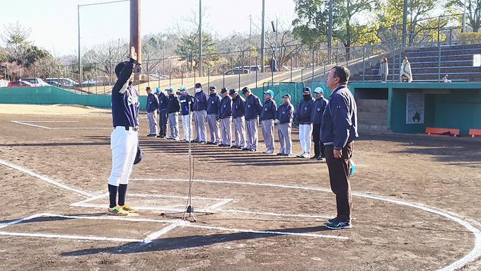 グラウンドにて教育長の前で選手宣誓をしている写真