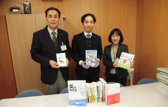 日進市薬剤師会より日進市立図書館へ、薬を分かり易く解説する図書を寄贈していただき、教育委員会から感謝状を贈呈した際の集合写真