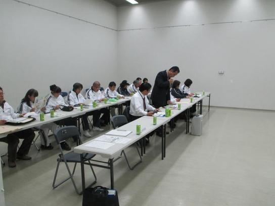机2列で前列の男性が立ってにっしんスポーツフェスタ~にこにこウォーク~のスタッフに説明をしている様子の写真