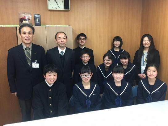 日進中学校吹奏楽部の、2016年度東海アンサンブルコンテストに出場された方々、また第29回中部日本個人・重奏コンテスト本大会に出場される方々が、顧問の先生とともに教育長へ報告をしに来た際の集合写真