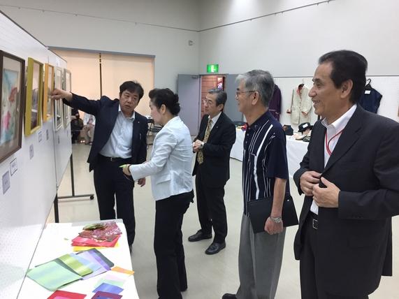 手工芸連盟と写真連盟の連盟展にて作品の説明を受けている様子の写真