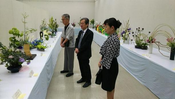 日進市陶芸連盟と日進市茶華道連盟の連盟展にて作品の説明をうけている様子の写真