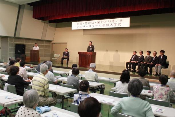 赤池・竹の山・梨の木いきいきシルバースクール合同入学式にて参加者を前にあいさつをしている様子の写真