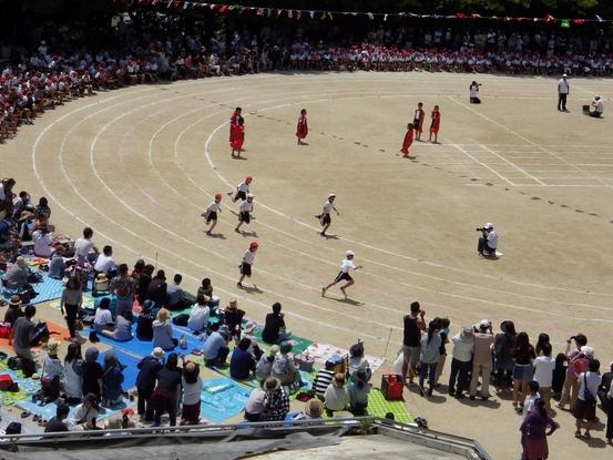 運動会にてリレーの様子を俯瞰で撮っている写真