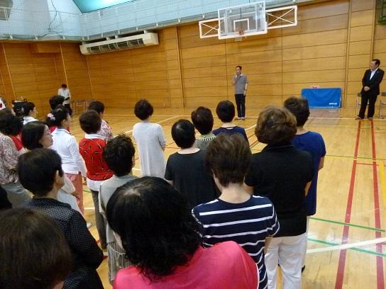 平成29年度盆おどり講習会にて参加者にマイクをもって説明をしている様子の写真
