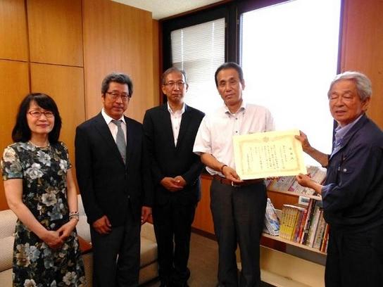 株式会社愛幸発條(神納征二会長)から本市小中学校へ図書の寄贈があり、市教育委員会が感謝状を贈呈した際の集合写真