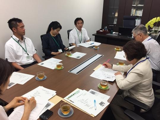 森本教育長職務代理者、成田委員が竹の山小学校を訪問し打合せをしている様子の写真