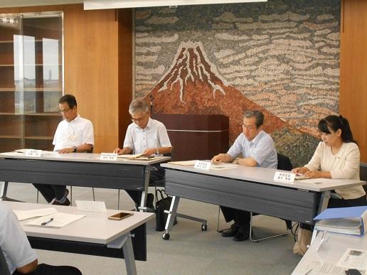 7月定例教育委員会にて椅子に座って資料を読んでいる4名の写真