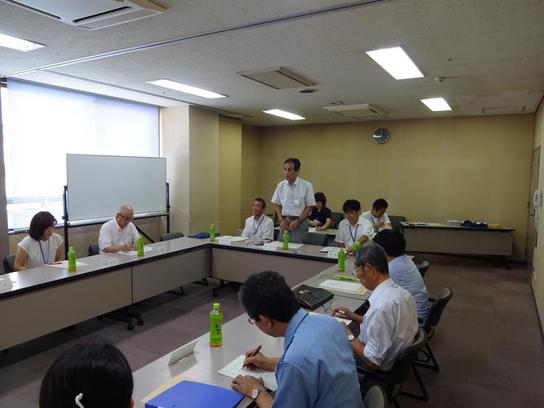 平成29年度日進市青少年問題協議会及び日進市家庭教育推進委員会合同講演会が開催され机を囲んで会議をしている様子の写真