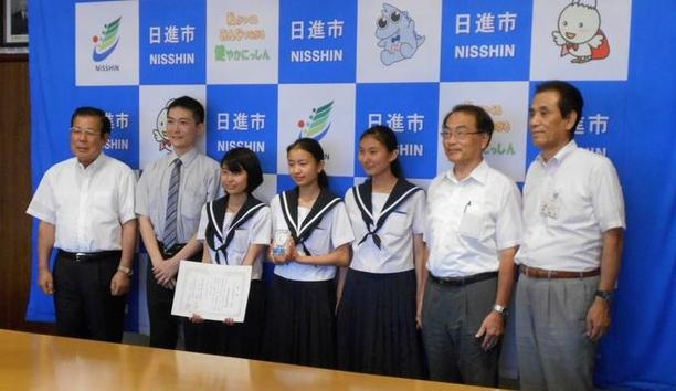 第34回NHK杯全国中学校放送コンテストに出場される日進西中学校放送部の皆さんが、校長・顧問の先生とともに教育長へ報告をした際の集合写真