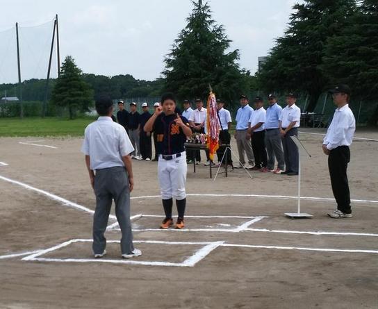 第30回全愛知ろう社会人軟式野球秋季大会開会式が行われ選手宣誓をしている選手の写真