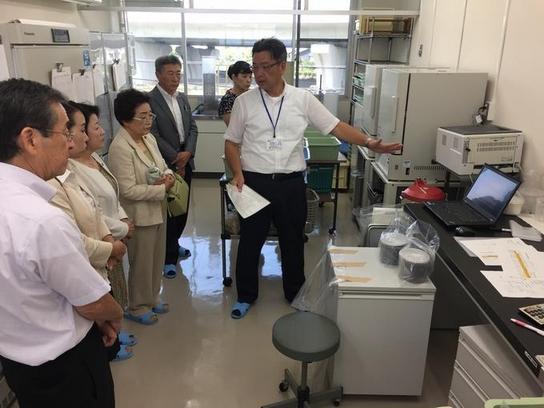 平成29年度愛知地区教育委員会連絡協議会研修会が開催され説明をする職員と説明を受ける人たちの写真