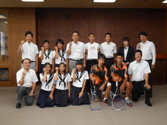 第39回東海中学校総合体育大会に出場される日進西中学校の皆さんが、校長・顧問の先生とともに教育長へ報告をしに訪れた際の集合写真