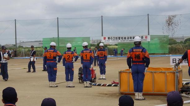 第62回愛知県消防操法大会にて消防服を着て整列している男性たちの写真