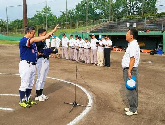 日進市総合運動公園にて日進市軟式野球リーグ・オールスター戦開会式が行われ男性2名が選手宣誓をしている写真