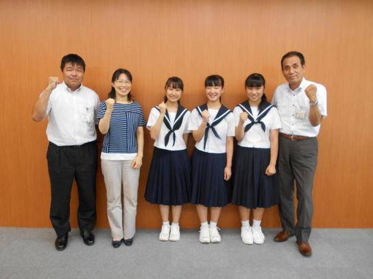 第72回東海吹奏楽コンクールに出場される日進西中学校の皆さんが、顧問の先生とともに教育長へ報告をしに訪れた際の集合写真