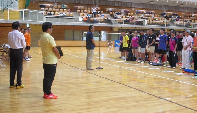 日進市スポーツセンターにて愛知スポーツ・レクリエーションフェスティバル2017東尾張地区大会年齢別バドミントン競技が開催され参加者の前であいさつをしている写真