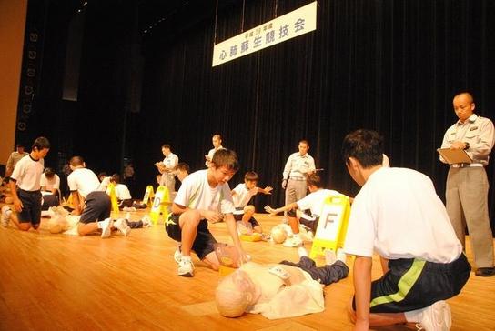 日進市民会館にて平成29年度尾三消防本部心肺そ生競技会に参加している生徒の写真