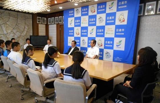 日進西中学校の皆さんが、校長・顧問の先生とともに全国大会出場(陸上・ソフトテニス・柔道・吹奏楽)の報告をしに訪れ、市長・教育長と懇談している写真