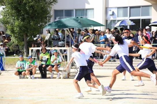 東中学校での体育大会でリレーのバトンを渡している様子の写真