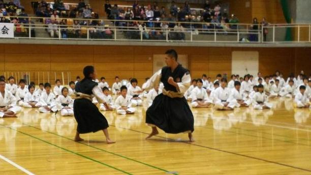 日進市スポーツセンターにて2017年少林寺拳法東尾張大会が開催され組み手をしている写真