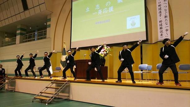 壇上で応援団が応援をしている写真