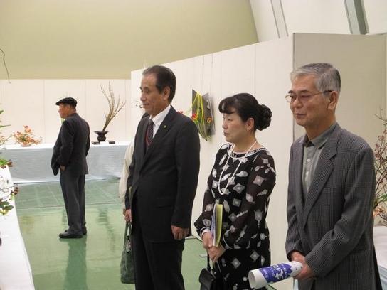 日進市民会館にて第38回 にっしん文化祭が開催され、真ん中に女性、両端に男性が立っている写真