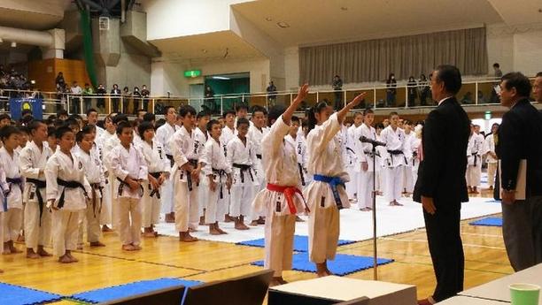 日進市スポーツセンターにて第6回日輪杯空手道交流選手権大会の開会式が行われ胴衣で選手宣誓をしている2名の写真