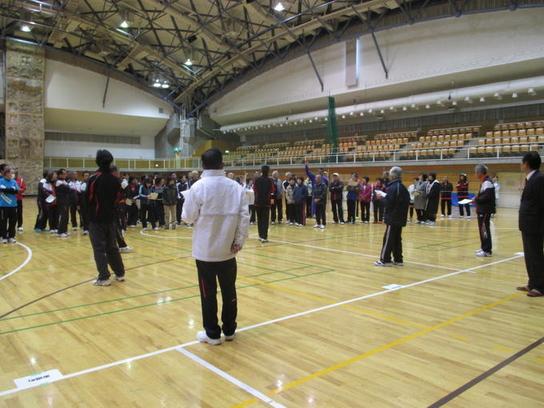 日進市スポーツセンターにて3市1町スポーツ推進委員連絡協議会レクスポフェスティバルが開催され何かを説明している写真