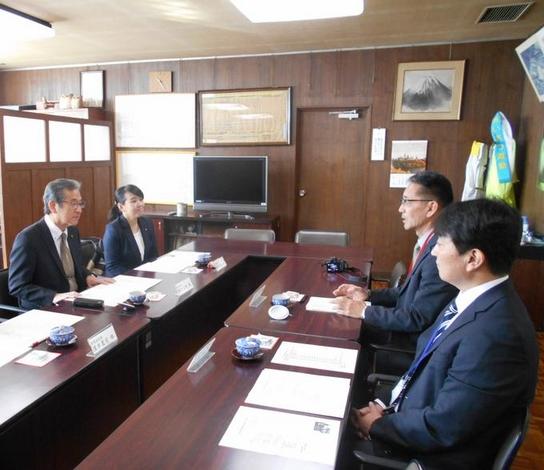 鈴木委員と藤井委員が日進中学校を訪問し打合せをしている写真
