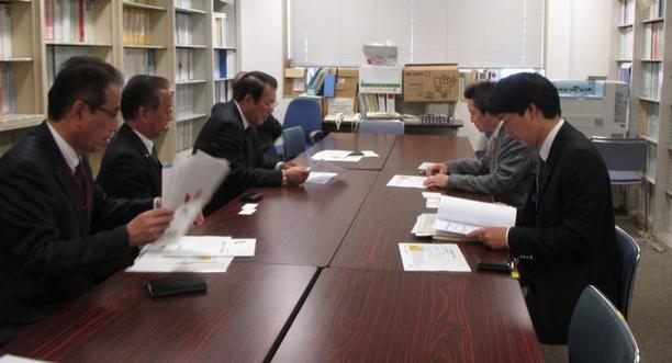 市長と教育長が、文部科学省文教施設企画部施設助成課長へ平成30年度国の施策に対する要望書を提出している写真
