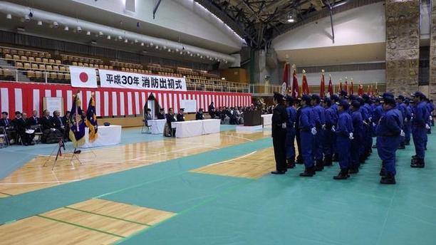 平成30年日進市消防出初式が行われ参加者が整列している写真