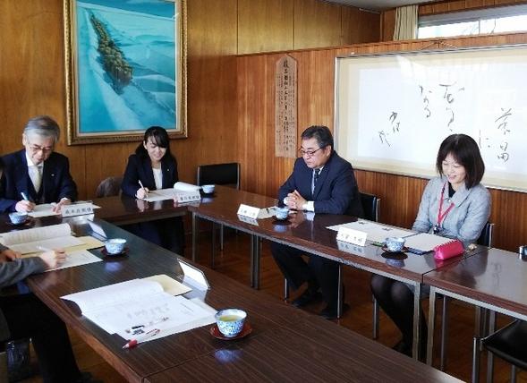 森本教育長職務代理者と藤井委員が西小学校を訪問し打合せをしている写真