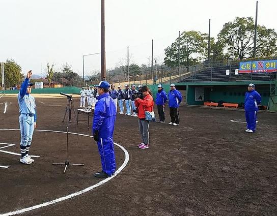 日進市総合運動公園にて日進市少年軟式野球連盟の第10回卒団記念野球大会が開催され教育長の前で選手宣誓をしている写真