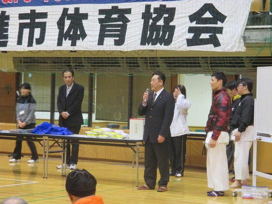 日進市スポーツセンターにて平成29年度体協まつりインドアすぽーつ体験会が開催され、演説している写真