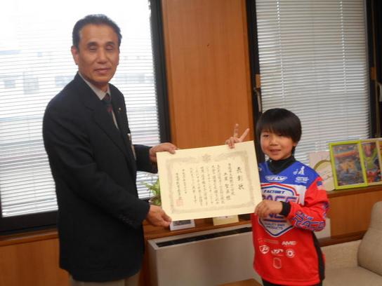 BMX世界選手権大会に出場されました土屋聖眞さんへ賞状を贈呈している写真