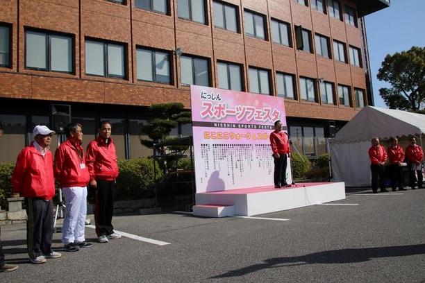 「にっしんスポーツフェスタ~にこにこウォーク&スポーツ祭~」が開催され演説している様子の写真
