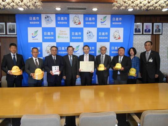 日進建設業協会から市へ黄色安全帽子1,105個の寄贈された際の集合写真