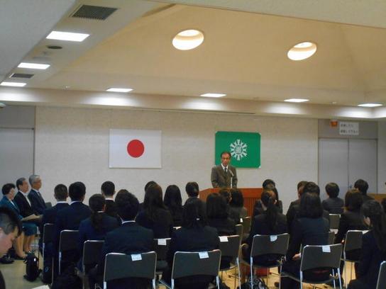 日進市中央福祉センターにて教職員着任式が行われ壇上で演説している写真