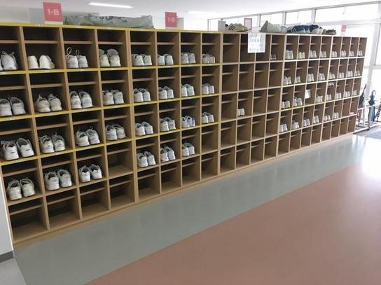 学校の下駄箱の写真