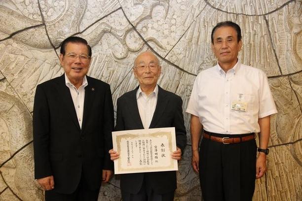 平成19年度から10年間日進市社会教育委員会の委員を務められた宮澤明倫氏が来訪された際の集合写真