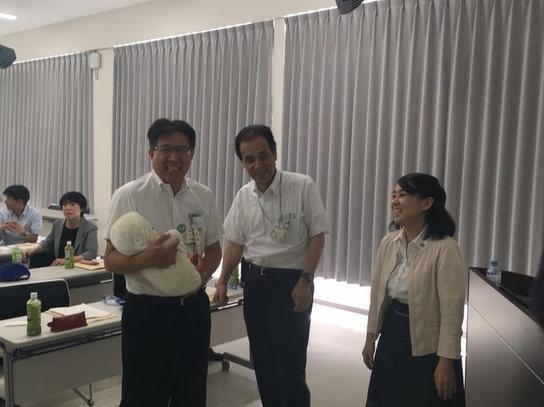 東郷町にて平成30年度愛知地区教育委員会連絡協議会の研修会が行われた際の右、真ん中に男性、左に女性の写真