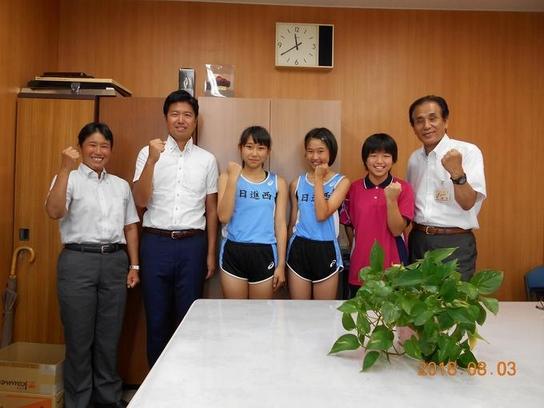第40回東海中学校総合体育大会に出場される日進西中学校の皆さんが、顧問の先生とともに教育長へ報告した際に撮影した集合写真