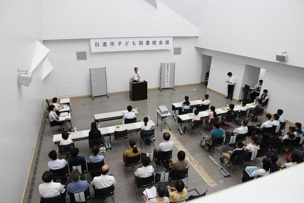 日進市立図書館にて日進市子ども図書館会議中学生ビブリオバトルが開催された様子を俯瞰で撮った写真