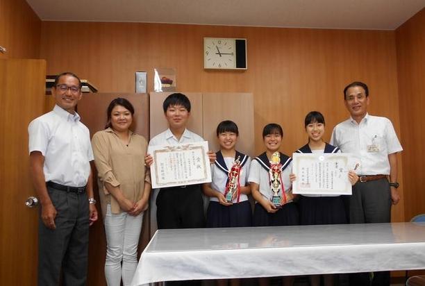 第73回東海吹奏楽コンクールに出場される日進中学校吹奏楽部の皆さんが、校長・顧問の先生とともに教育長へ報告をしに訪れました際の集合写真