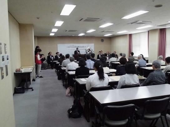 日進市民会館にて日進市民美術展「2018日進展」とにっしん子どもアート展2018の表彰式が行われ、参加者の前で演説をしている様子の写真