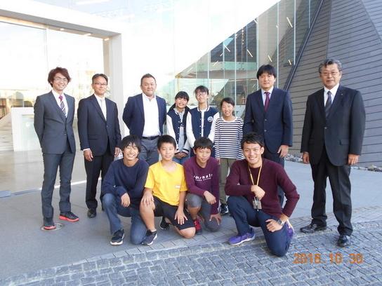 株式会社キョクトー(草野寛和代表取締役社長)から南小学校へ、サッカーゴールやバスケットゴール、各種ボールなど約100万円相当のスポーツ用品が寄付された際の職員と子供の集合写真