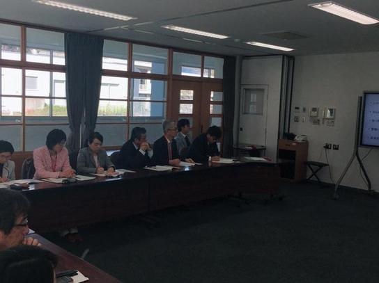 日進市、豊明市、長久手市、東郷町の教育長及び教育委員が大阪府で机を囲んで県外研修をしている様子の写真